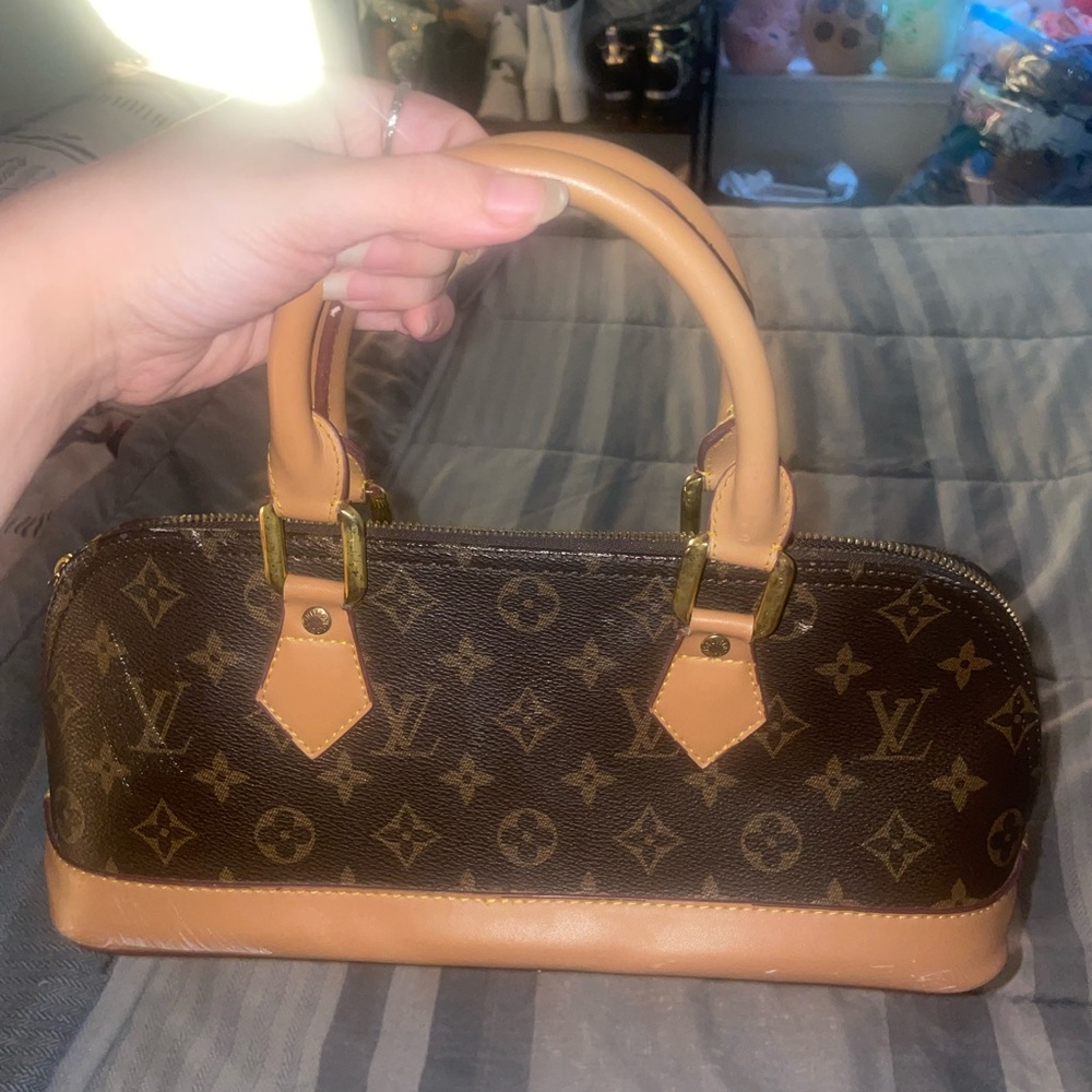 This is a Louis Vuitton purse. It was used maybe once selling it for $500